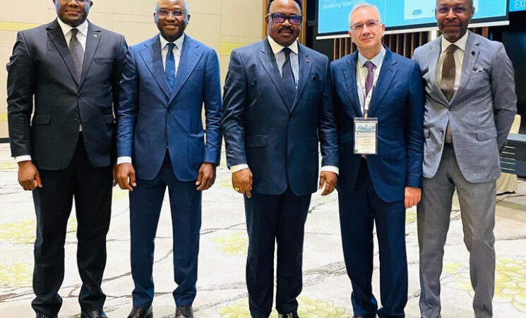 LE MINISTRE DÉLÉGUÉ FELIX MBAYU, CONDUIT LA DÉLÉGATION DU CAMEROUN AU SOMMET MONDIAL DU CAOUTCHOUC À SINGAPOUR